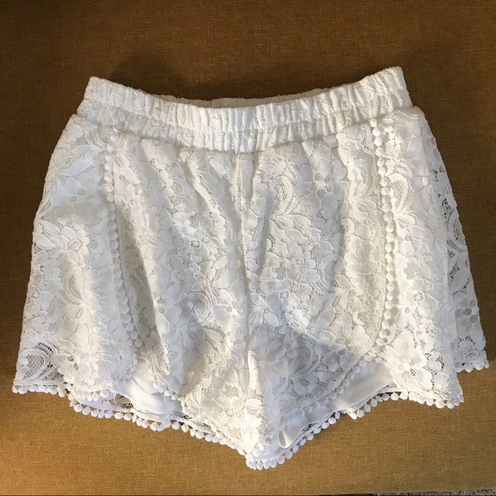 Lace boho Pom Pom shorts with pockets - Picture 1 of 5